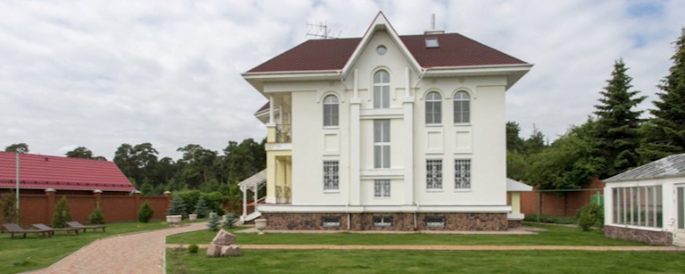 В Омской области продают виллу с футбольным полем и бассейном