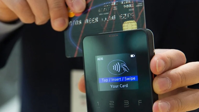 Работника супермаркета в Омском районе уличили в мошенничестве