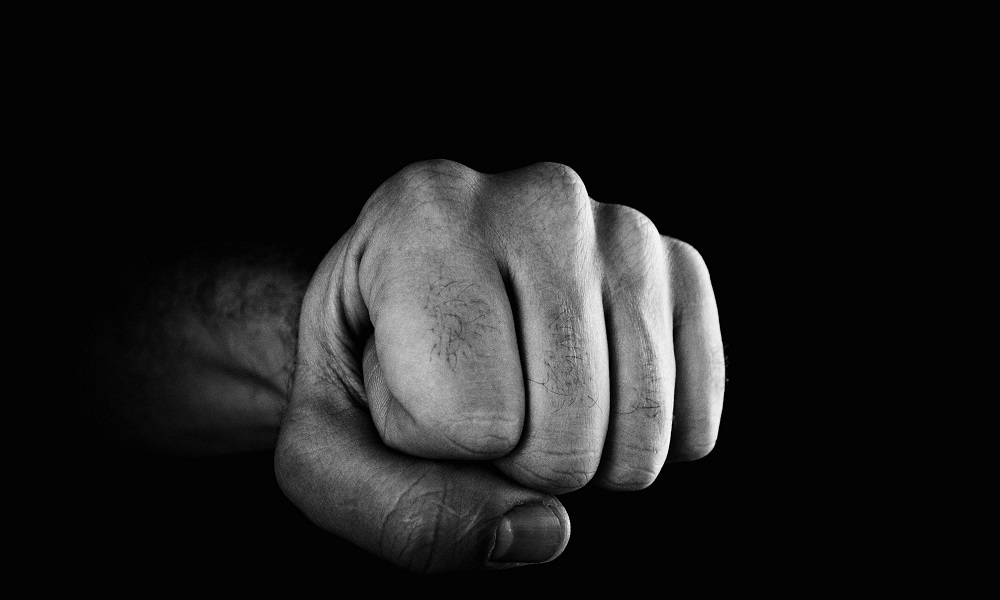 Под предлогом помощи: молодой омич жестоко избил и ограбил 48-летнего мужчину 