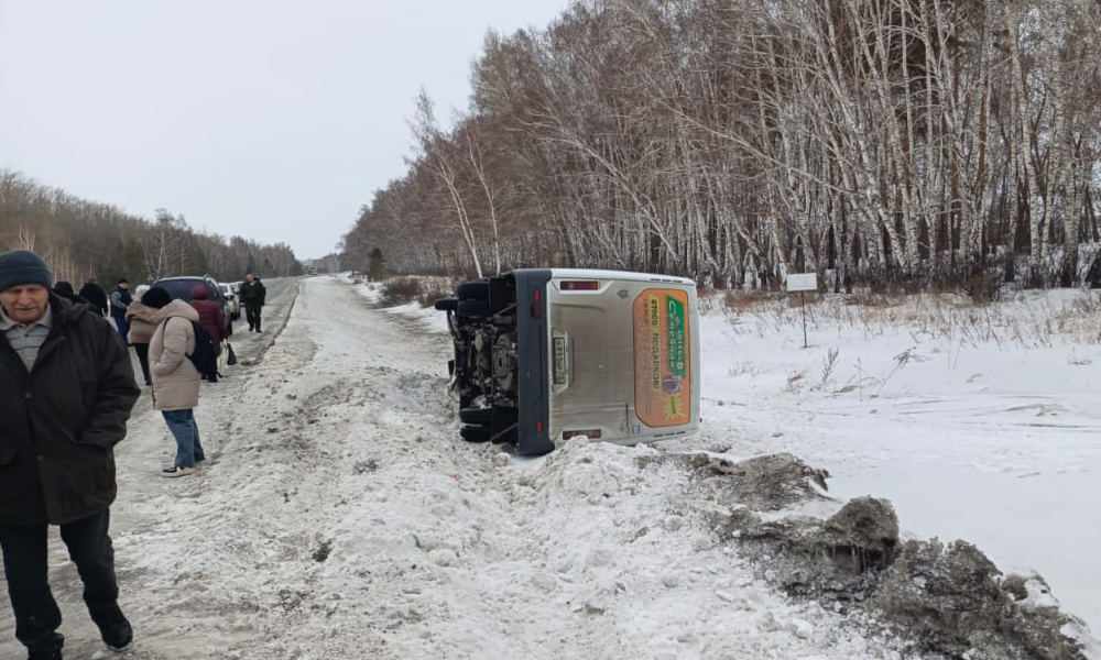 В Омской области произошла авария с пассажирским микроавтобусом