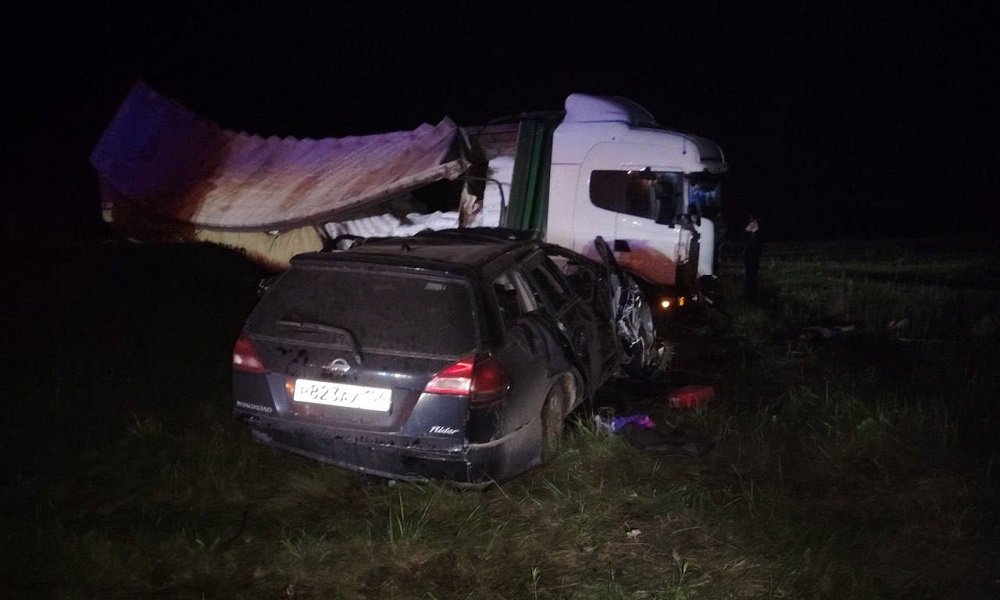 На омской трассе легковушка врезалась в фуру