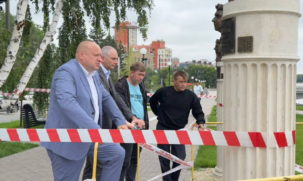 В Омске специалисты устраняют проблему с ямой, образовавшейся на Аллее олимпийских чемпионов 