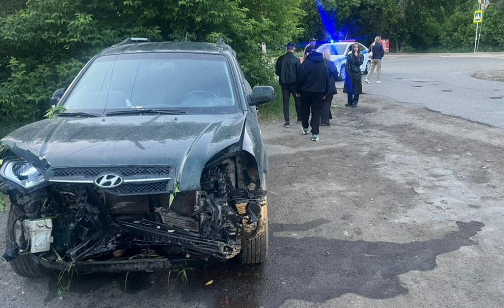 В Омске пьяный подросток сел за руль и попал в аварию