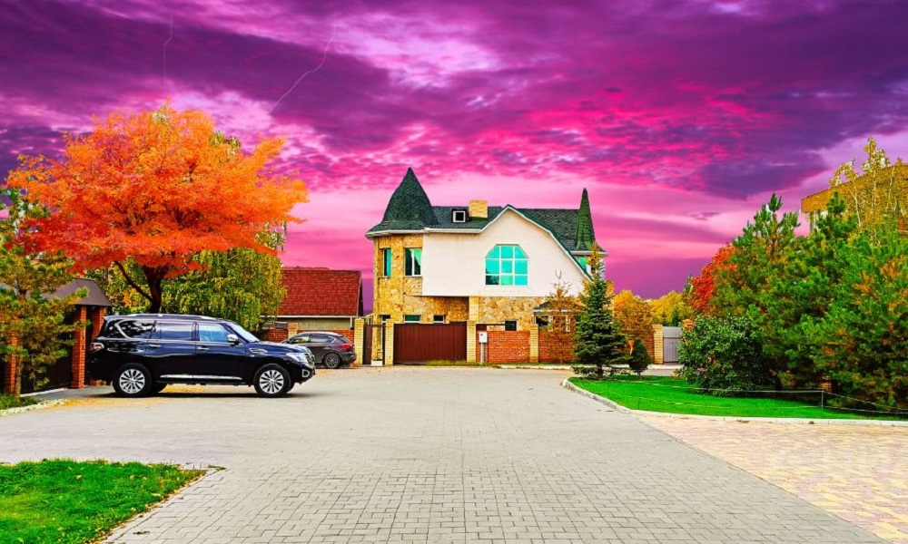 В Омске продают комплекс из двух коттеджей за 65 млн рублей