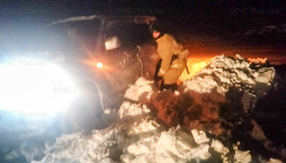 Омским спасателям ночью пришлось вызволять из снежного плена сразу три автомобиля