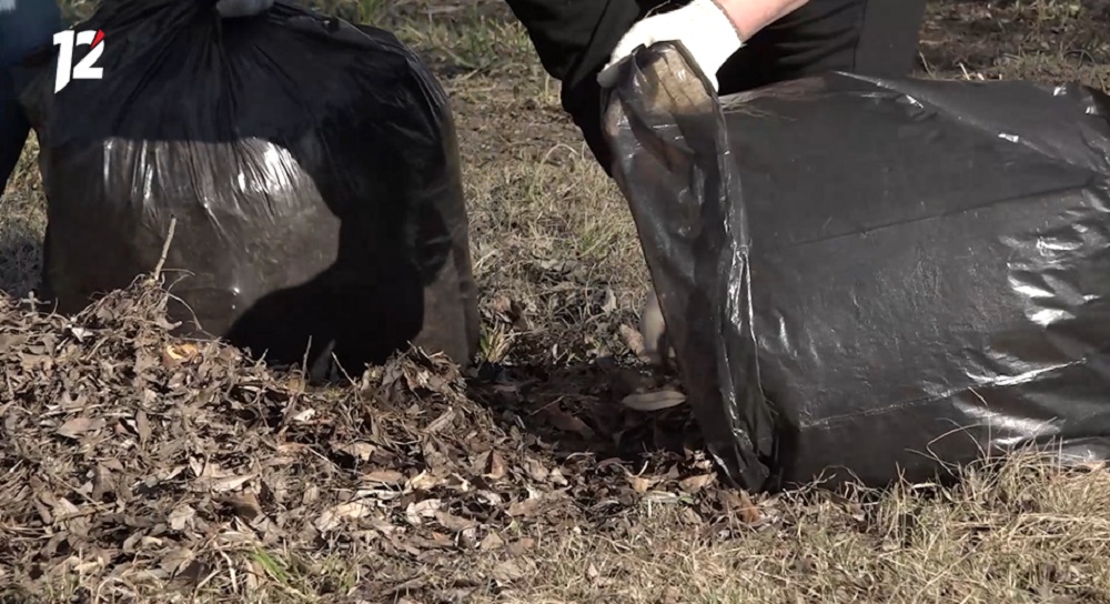 В период осенних субботников регоператор напоминает о запрете складирования растительных отходов на контейнерных площадках