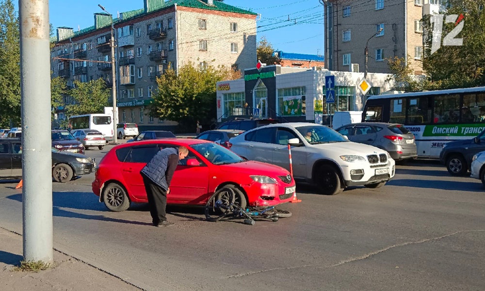 В Омске на улице Мира образовалась большая пробка из-за аварии с велосипедом