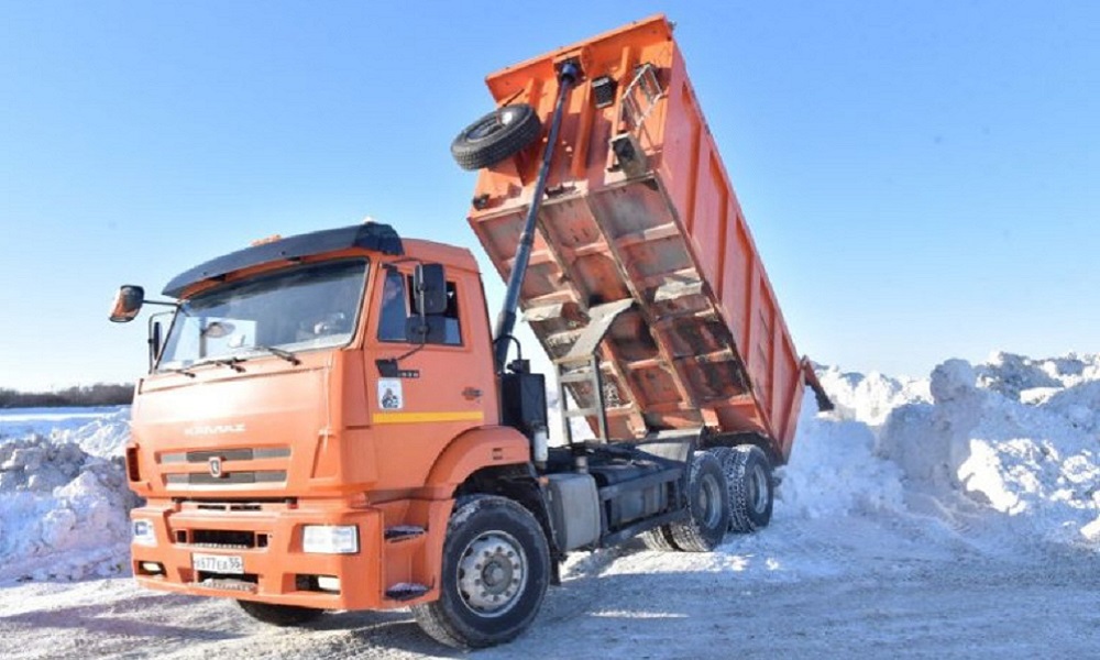За сезон омские сотрудники УДХБ вывезли больше 1 млн кубометров снега