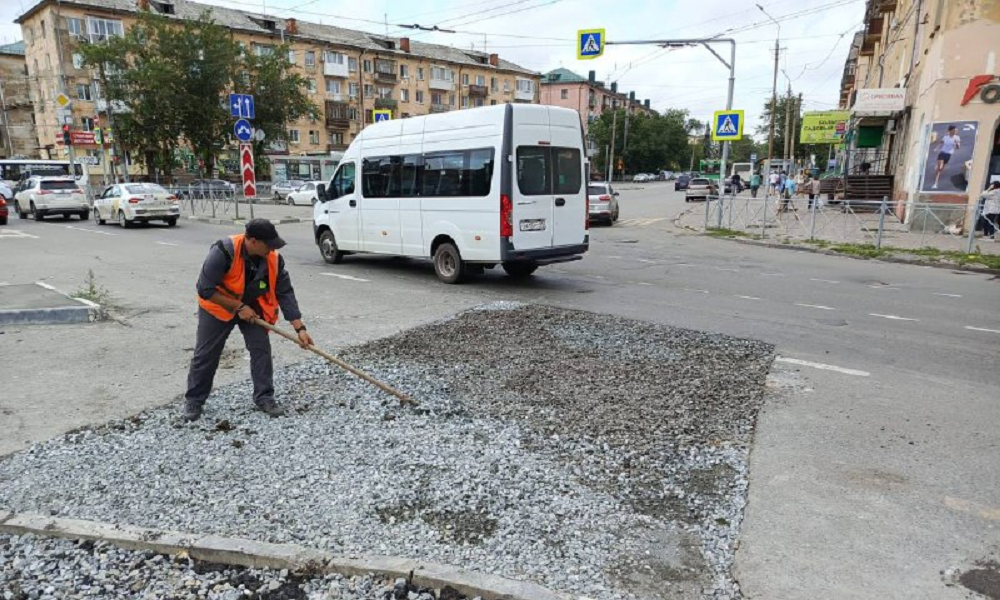Омские дорожники заасфальтируют яму на проспекте Мира 