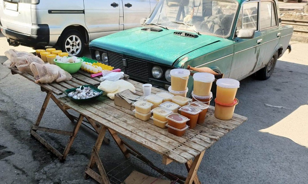 В Ленинском округе Омска торговали рыбой и мясом птицы прямо на улице 