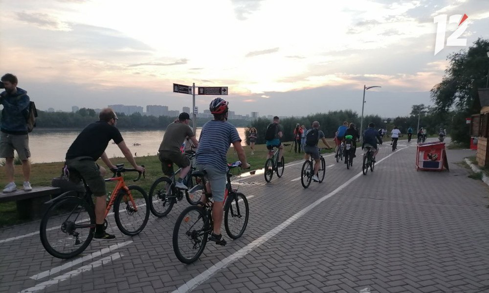 В Омске состоялся ночной велопробег в честь Дня флага