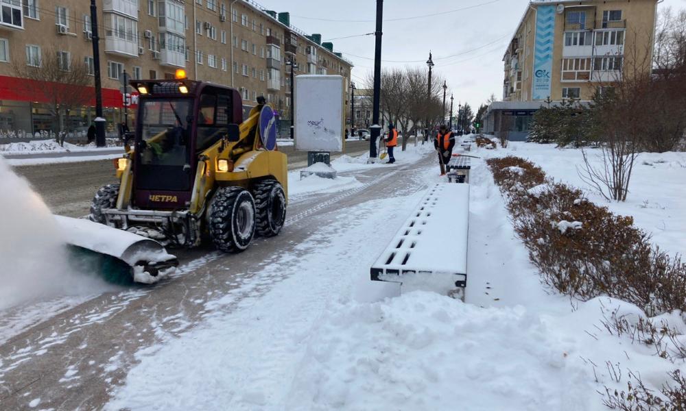 За сутки омские дорожники вывезли 6,5 тысяч кубометров снега