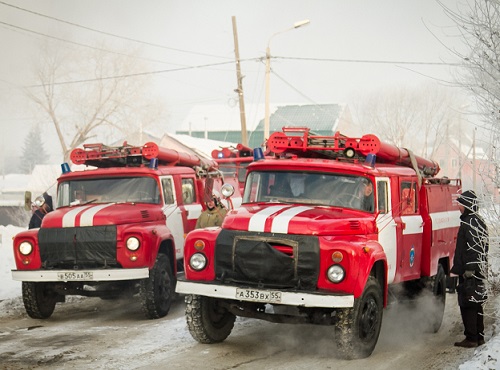Два жителя Омской области спасли из горевшего дома пенсионера