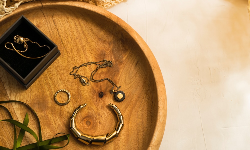 Сам себе сделал подарок: именинник украл у омички золотые украшения на сумму почти 65 тысяч рублей