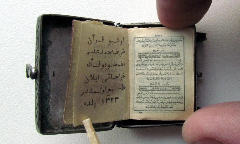 Омич передал в дар семье Рамзана Кадырова уникальный миниатюрный Коран 1905 года