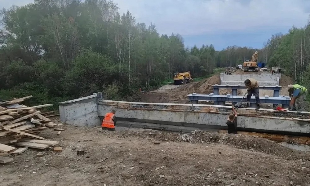 Сергей Коваленко оценил ремонт моста через реку Ук в Большеуковском районе