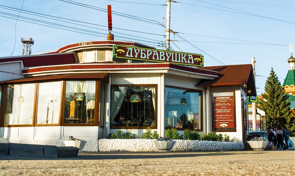 В Омске у кинотеатра "Маяковский" снесут выросший до трактира киоск