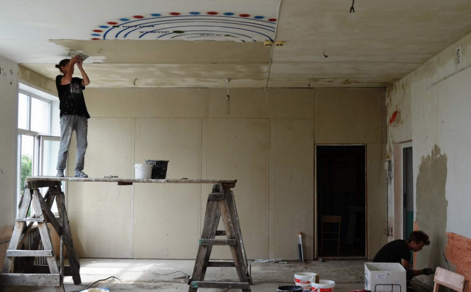 У омских сельских школьников появятся новые парты, микроскопы, робототехнические наборы