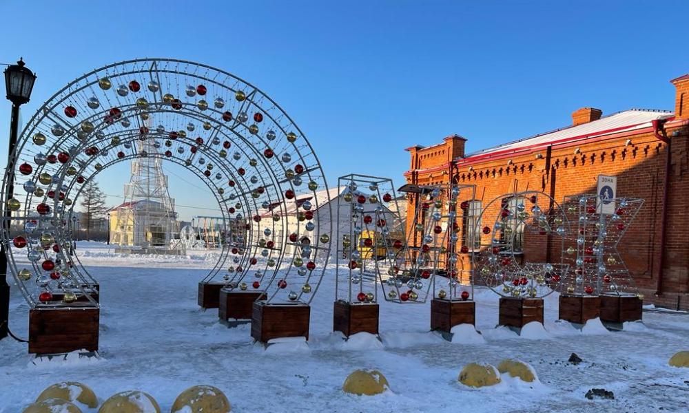 В Омске начали демонтировать новогодние конструкции