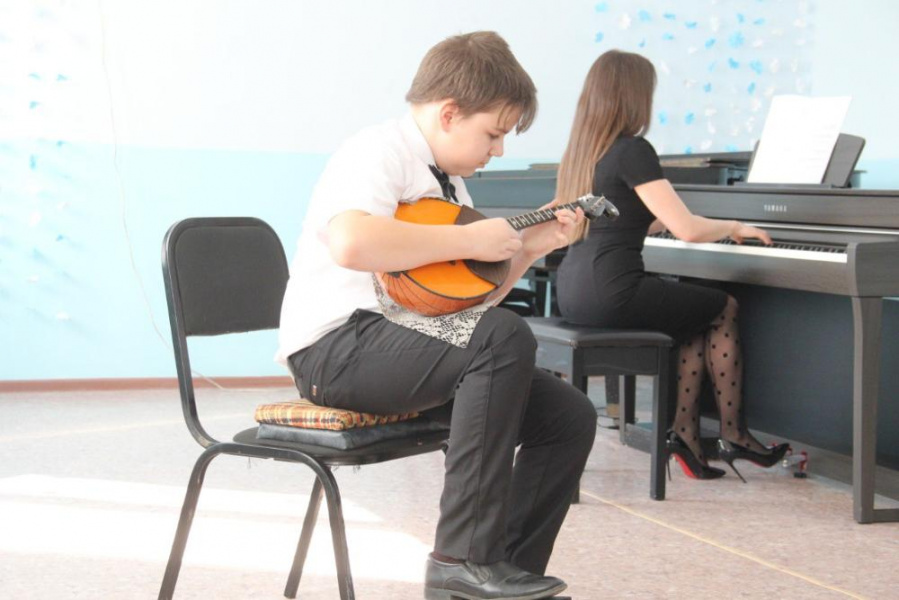 В омскую школу искусств № 12 закупили новое оборудование и музыкальные инструменты 