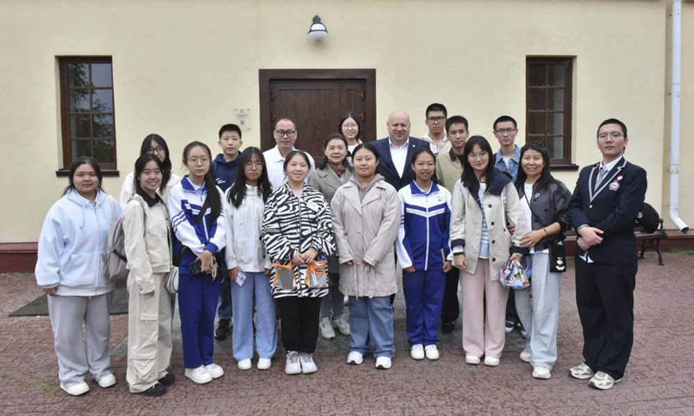 Омск посетила делегация педагогов и школьников из Урумчи