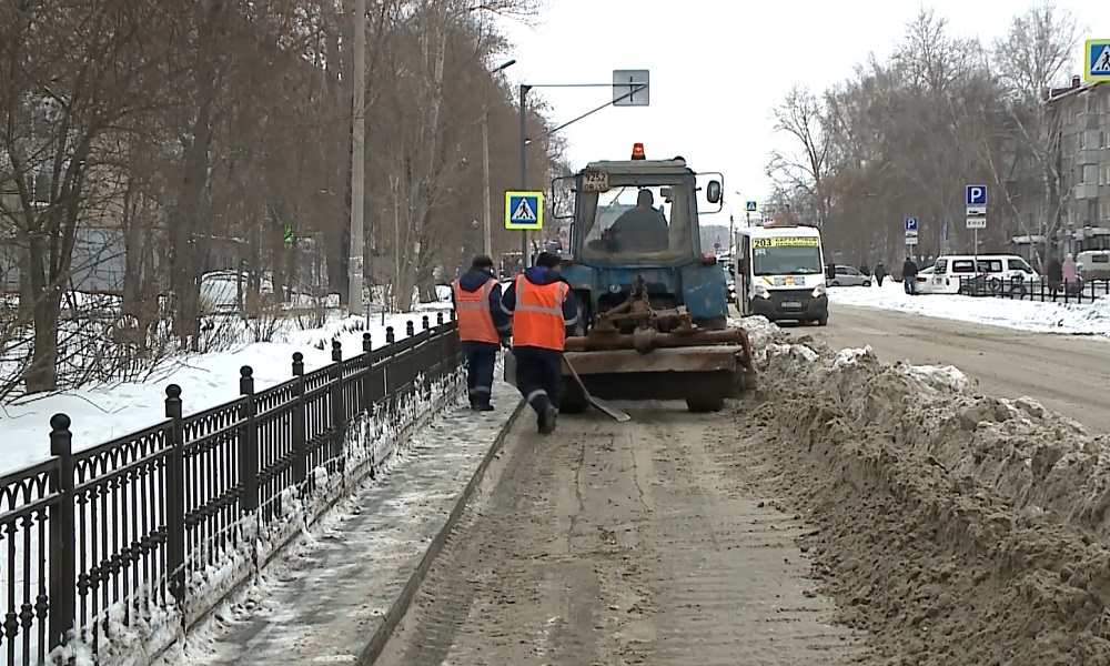 Омские сотрудники УДХБ очищают дороги от снега и наледи