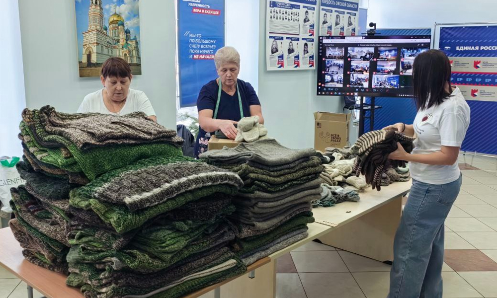 В Омске более 100 волонтёров вяжут тёплые вещи для участников СВО