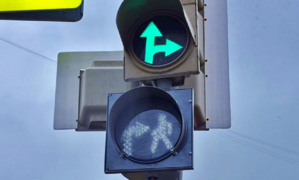 В Омске скорректировали работу двух светофоров на улице Волгоградской 