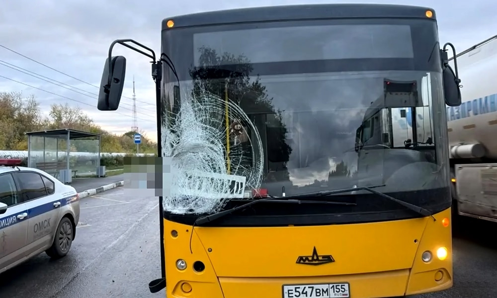 В Омске под колёсами автобуса погиб мужчина