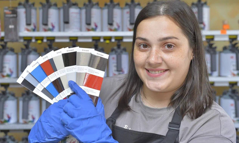 Жительница Тарского района открыла магазин автоэмалей при поддержке соцконтракта