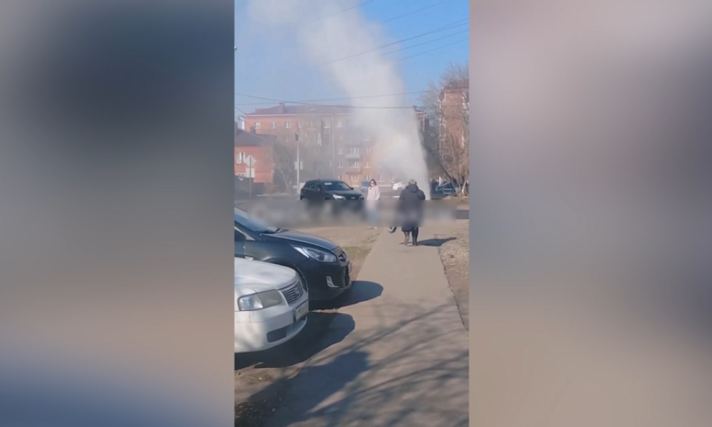 В Октябрьском округе Омска из-под земли забил гейзер