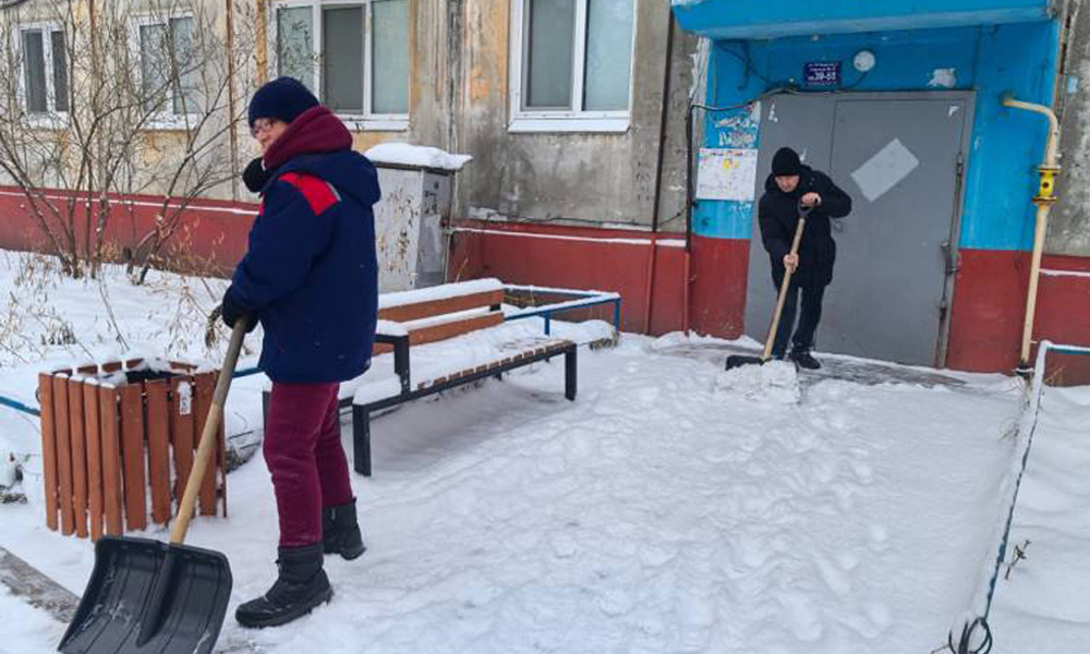 Более 300 омских дворников вышли на очистку дворовых территорий от снега