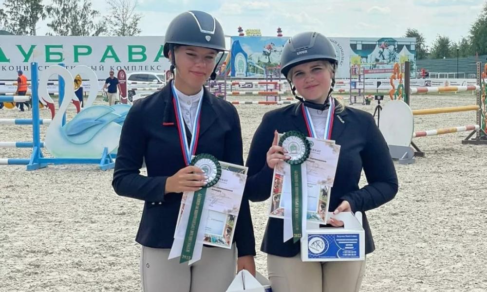 Омские всадницы завоевали 6 наград на соревнованиях в Свердловской области 