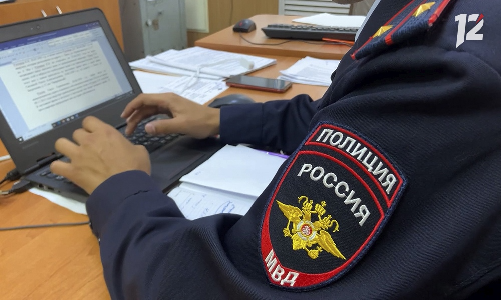 Омские полицейские задержали мужчину, который пытался рассчитаться чужими банковскими картами