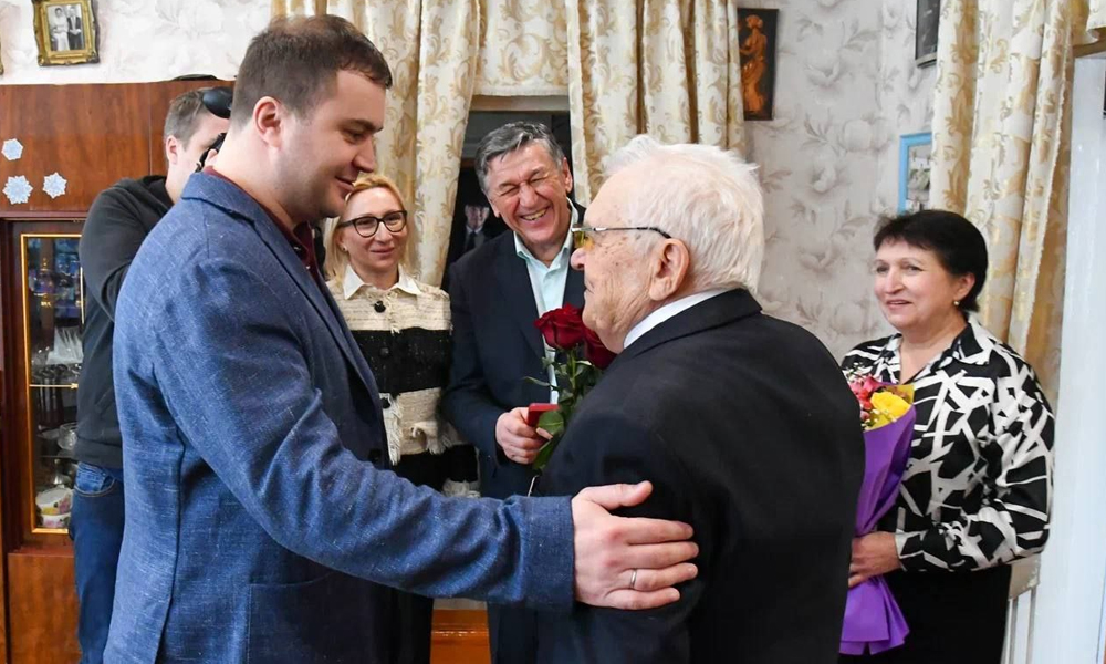 Виталий Хоценко вручил в Большереченском районе юбилейные медали ветеранам