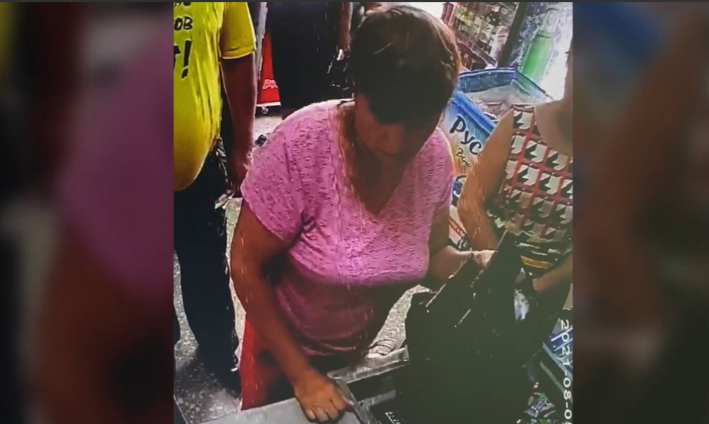 Полиция разыскивает омичку, которая расплачивалась в магазине фальшивыми деньгами