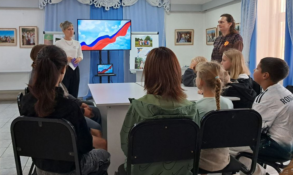 Подопечные соцучреждений Омской области изучили историю российского флага