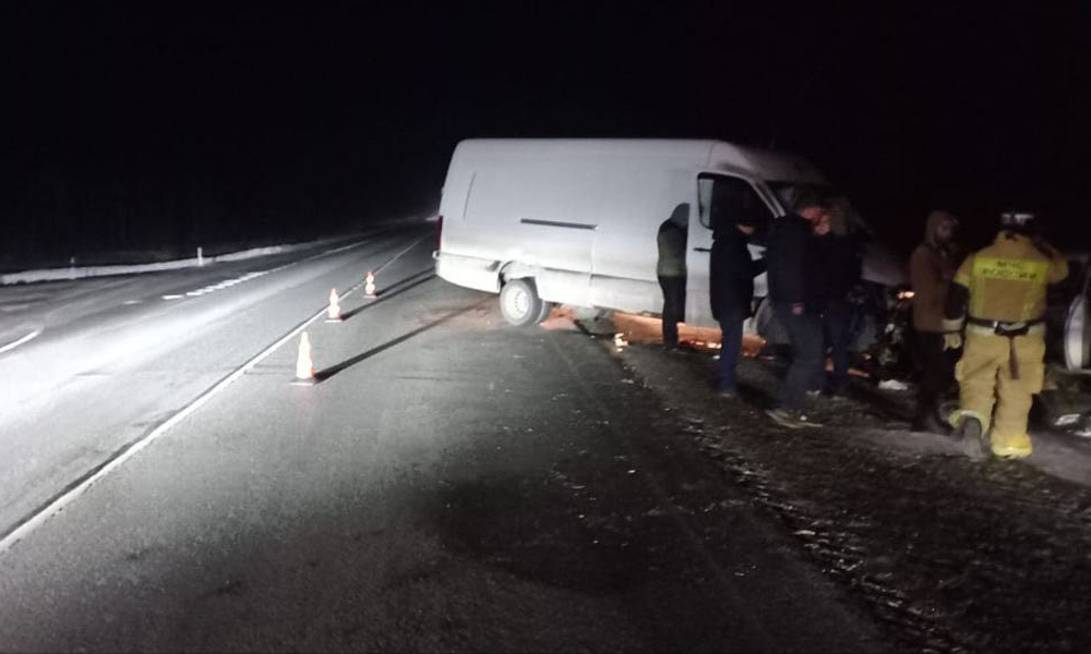 На трассе Тюмень — Омск микроавтобус столкнулся с легковым автомобилем