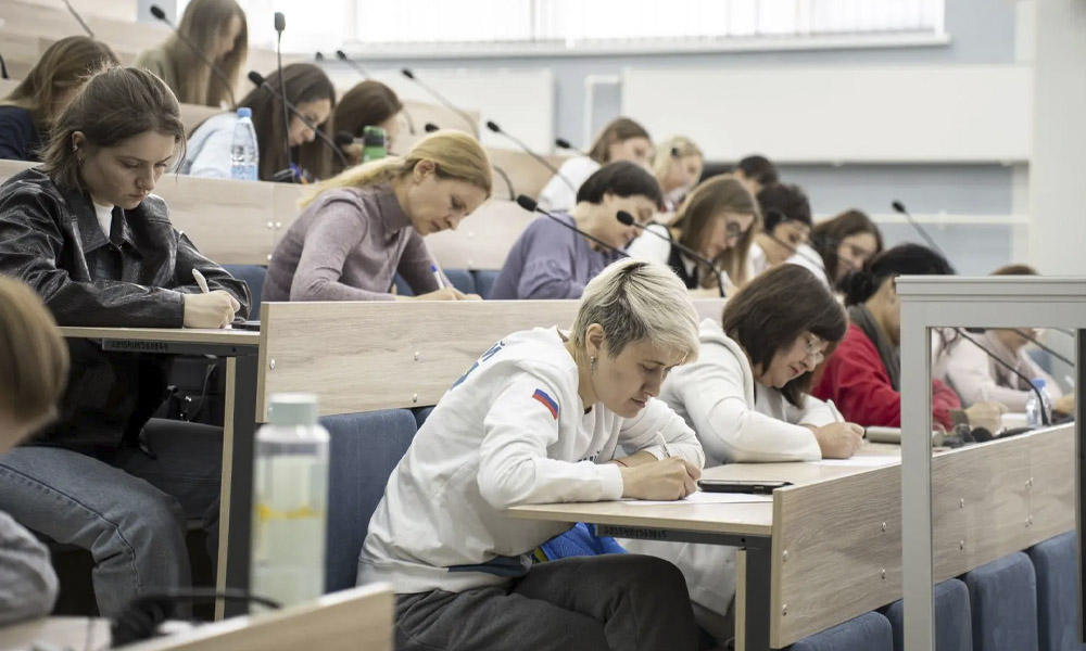 Тотальный диктант в Омске: около 2 тысяч человек проверили свою грамотность