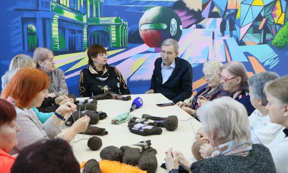 Омские «серебряные» волонтёры даже в праздники продолжают помогать участникам СВО