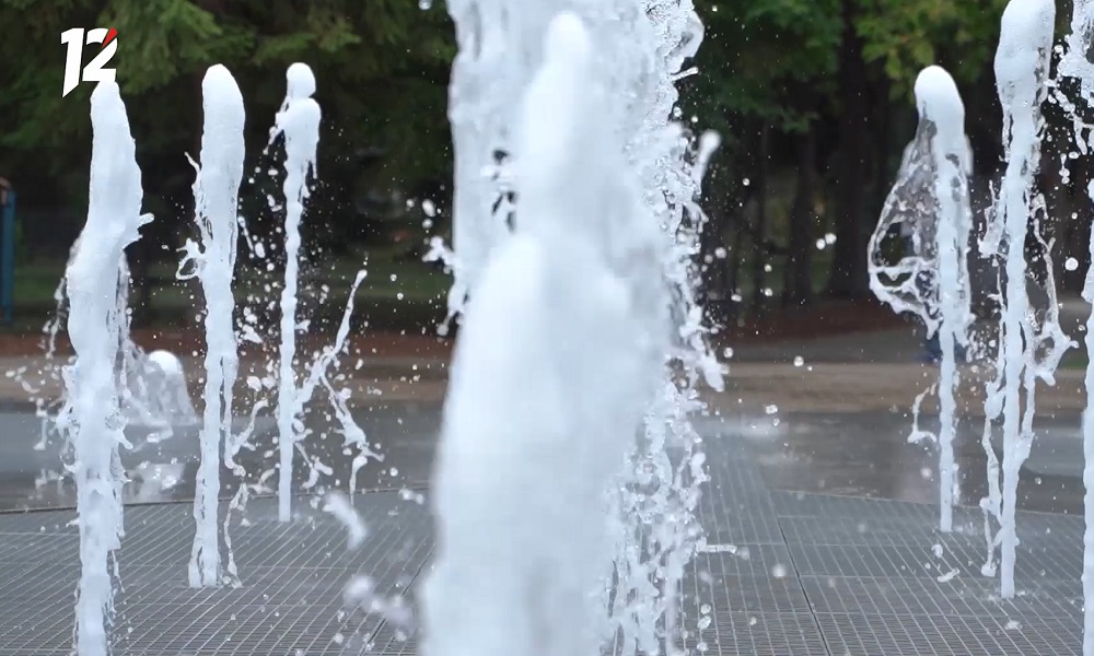 В омском парке 30-летия ВЛКСМ заработал пешеходный светомузыкальный фонтан