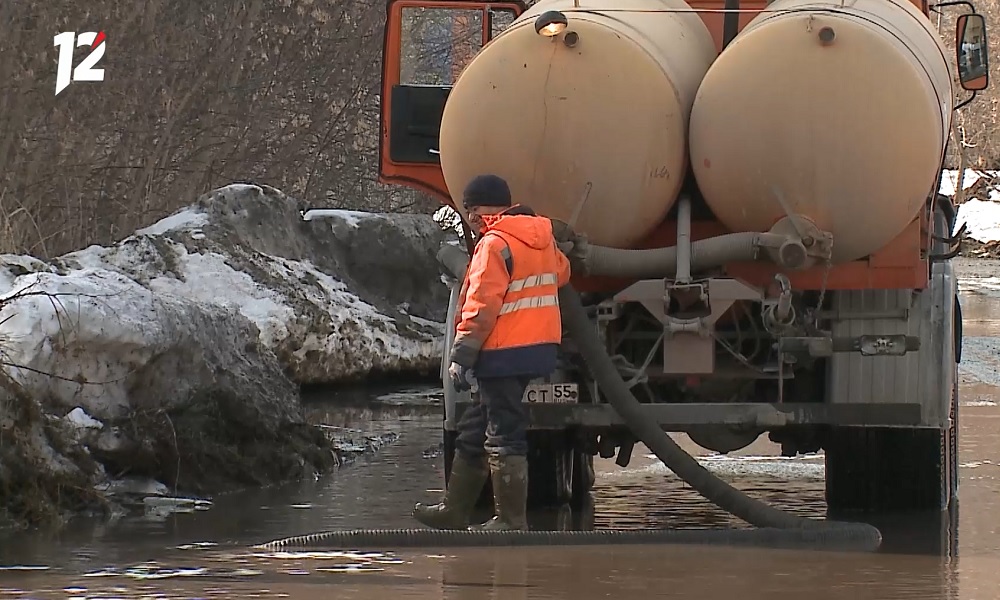 Омские сотрудники УДХБ откачивают талую воду