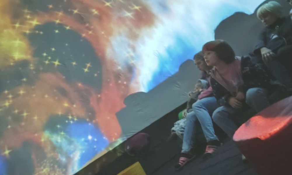 Омичи подарили юным стахановцам мобильный планетарий