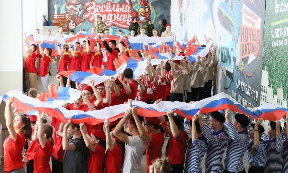 Юные омичи провели флешмоб «Zа Россию! Zа мир! Zа будущее!»