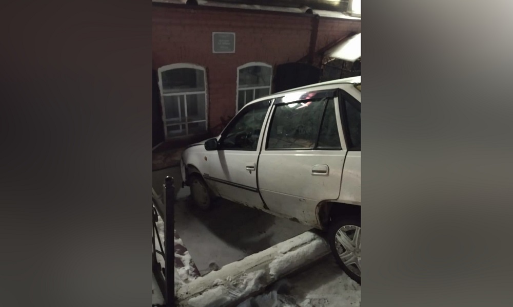 В Омской области водитель иномарки врезался в здание