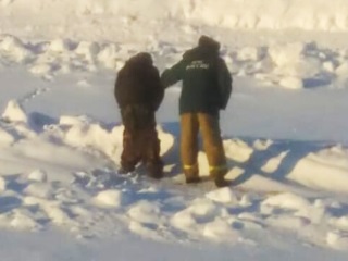 В Омской области сотрудники МЧС спасли замерзающего на трассе мужчину