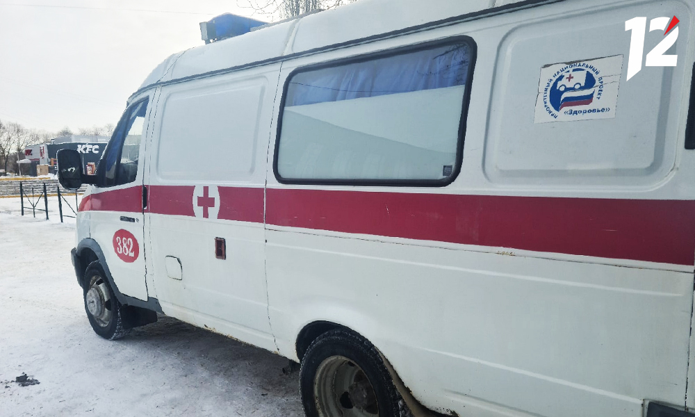 С 9 этажа одного из омских студенческих общежитий выпала девушка