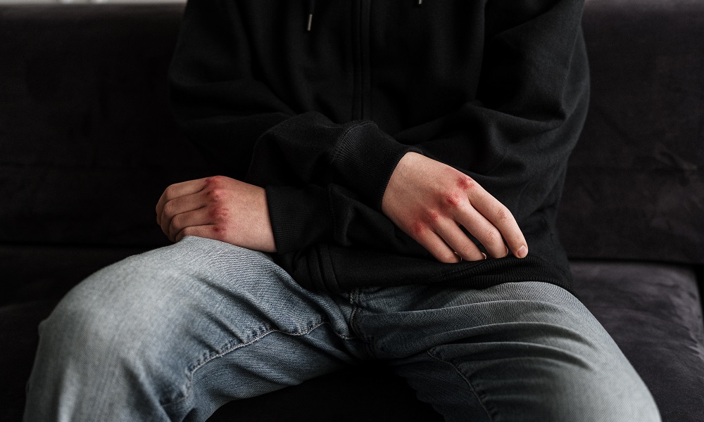 В Омске ранее судимый студент-националист избил незнакомца на улице