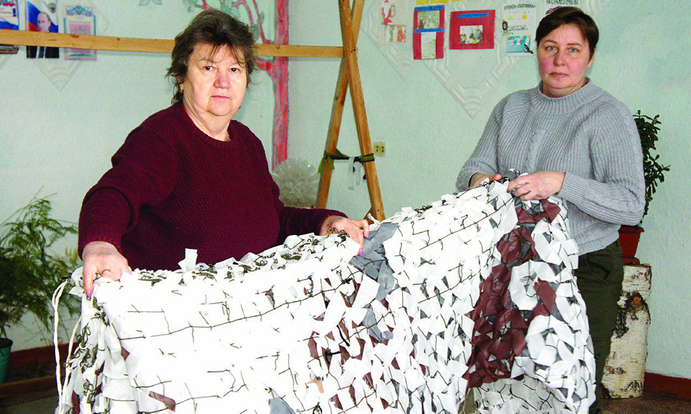 В деревне Явлено-Покровка за два года сплели более 200 маскировочных сетей для участников СВО