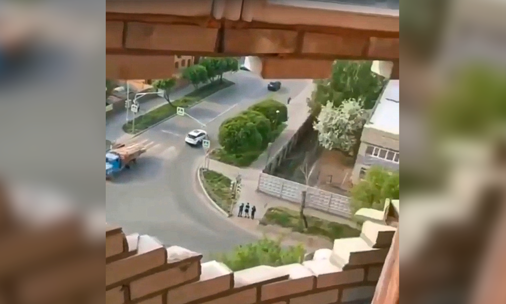 В омской многоэтажке на улице Герцена обвалилась часть балкона 